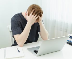 Persona con estress o depresión en el trabajo